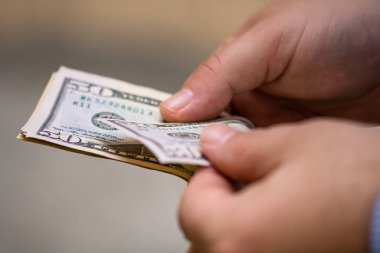 USD banknotlarının detaylarına özen göster. Amerika Birleşik Devletleri banknotlarını saymak ya da vermek. Dünya para kavramı, enflasyon ve ekonomi kavramı