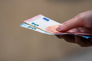 EURO banknotlarının detaylarına özen göster. EURO banknotlarını saymak ya da vermek. Dünya para kavramı, enflasyon ve ekonomi kavramı