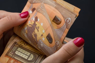 EURO banknotlarının detaylarına özen göster. EURO banknotlarını saymak ya da vermek. Dünya para kavramı, enflasyon ve ekonomi kavramı