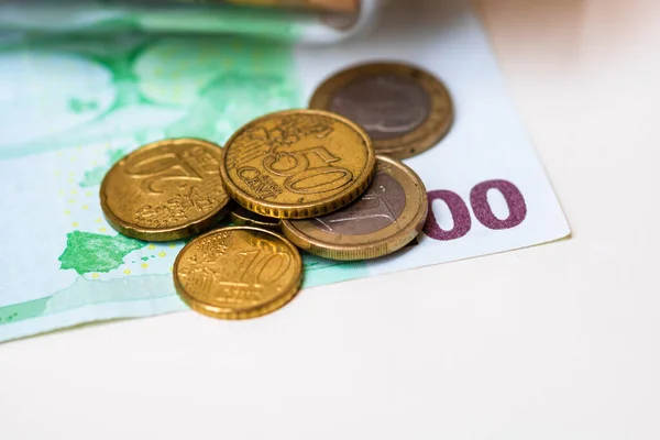 Închiderea Banilor Bancnotelor Monedelor Euro Izolate — Fotografie, imagine de stoc