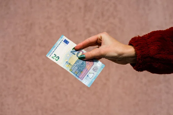 手握显示欧元货币和给予或接受像小费 工资的钱 20欧元纸币与欧元隔离 富商人的概念 存钱或花钱 — 图库照片