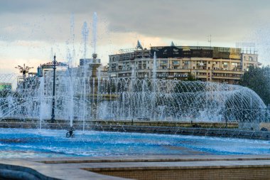 Bükreş şehir merkezindeki Unirii Meydanı 'ndaki çeşme. Bükreş, Romanya 'daki Unirii Bulvarı, 2021