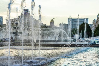 Bükreş şehir merkezindeki Unirii Meydanı 'ndaki çeşme. Bükreş, Romanya 'daki Unirii Bulvarı, 2021