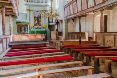 Ortodoks kilisesi manzarası, kilisedeki boş sıralar. Viscri, Romanya, 2021