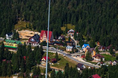 Romanya 'nın Bihor kentindeki bir dağ beldesinin yukarıdan görüntüsü, 2021