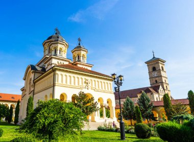 Romanya 'nın Alba Iulia kentinde güneşli bir günde Ortodoks ve Katolik katedrali manzarası