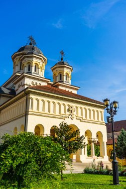 Romanya 'nın Alba Iulia kentinde güneşli bir günde Ortodoks Katedrali manzarası, 2021