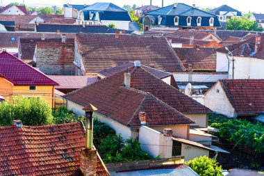 Eski evlerin kiremit çatılarının genel görünümü. Eski binaların mimarisi.