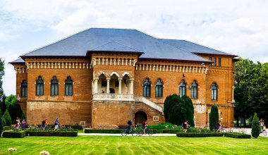 Romanya 'nın Bükreş kenti yakınlarındaki Mogosoaia Sarayı' nı ziyaret eden insanlar