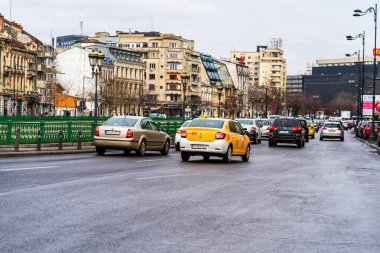 Şehrin şehir merkezinde trafik sıkışıklığında araçlar. Romanya 'nın başkenti Bükreş' te sabah akşam araba kirliliği ve trafik sıkışıklığı, 2021