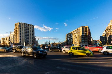 Şehrin şehir merkezinde trafik sıkışıklığında araçlar. Romanya 'nın başkenti Bükreş' te sabah akşam araba kirliliği ve trafik sıkışıklığı, 2021