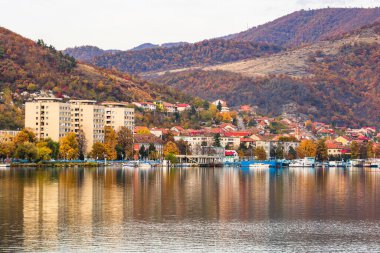 Tuna nehri ve Orsova şehir bitki örtüsü ve binaları, deniz manzarası. Orsova, Romanya, 2021