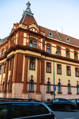 Şu anda Brasov Valiliği, İlçe Meclisi ve Temyiz Mahkemesi 'ne ev sahipliği yapan Adalet Sarayı ön cephe binasının manzarası. Brasov, Romanya. Dış mimari ayrıntılar