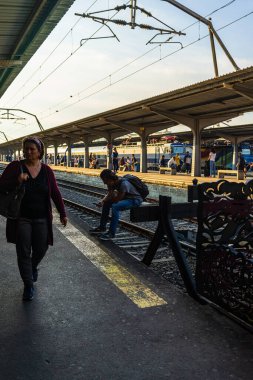 Bükreş, Romanya 'daki Bükreş Kuzey Tren İstasyonu' ndaki (Gara de Nord Bükreş) tren detayı ve tren platformu, 2021