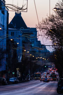Şehrin şehir merkezinde trafik sıkışıklığında araçlar. Romanya 'nın başkenti Bükreş' te sabah akşam araba kirliliği ve trafik sıkışıklığı, 2021