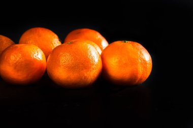 Siyah arkaplanda portakal meyvesi ayrıntıları