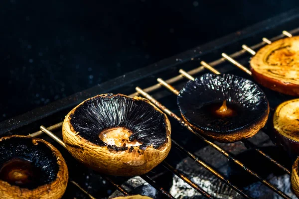 Smaczne Grzyby Champignon Warzywa Gotowane Grillu Węglem Drzewnym — Zdjęcie stockowe