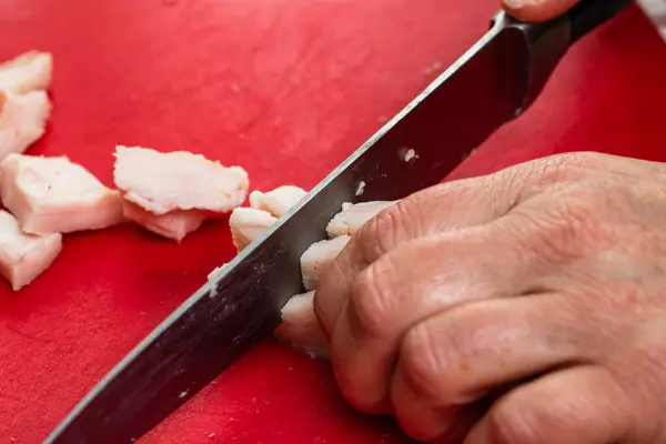 Slager Snijdt Stukjes Vet Varkensvlees — Stockfoto