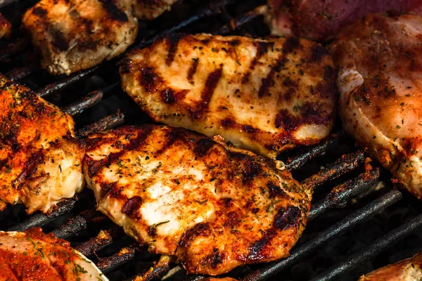 Detail Des Schmackhaften Schweinesteaks Auf Rustikalem Hintergrund — Stockfoto