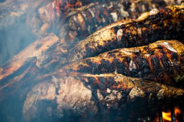Kömür ızgarasında ızgara balık. Taze balık barbeküsü.