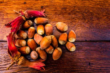 Tahta masada taze, olgun kırmızı fındıklar.