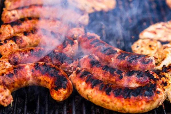 Asar Salchichas Chuletas Cerdo Parrilla Barbacoa Jardín — Foto de Stock