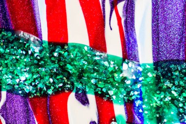 Su yüzeyinde yağ damlaları ve dalgaları olan soyut renkli arkaplan. Soyut arkaplan kavramı