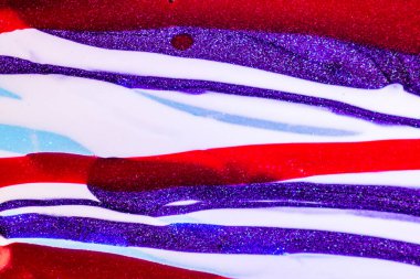 Su yüzeyinde yağ damlaları ve dalgaları olan soyut renkli arkaplan. Soyut arkaplan kavramı