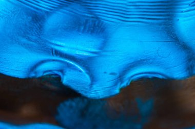 Su yüzeyinde yağ damlaları ve dalgaları olan soyut renkli arkaplan. Soyut arkaplan kavramı