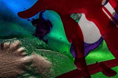 Su yüzeyinde yağ damlaları ve dalgaları olan soyut renkli arkaplan. Soyut arkaplan kavramı