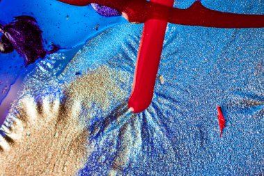 Su yüzeyinde yağ damlaları ve dalgaları olan soyut renkli arkaplan. Soyut arkaplan kavramı