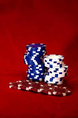 Kırmızı arkaplanda poker çiplerinin karışımı