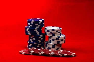 Kırmızı arkaplanda poker çiplerinin karışımı