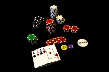 Siyah arkaplanda poker fişleri ve poker kartları yığını