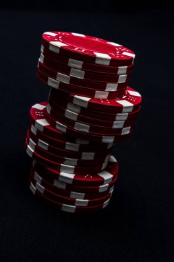 Siyah arkaplanda poker çipleri yığını