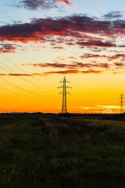 Elektrik kabloları ve tarlaları olan elektrik direğinin ayrıntıları