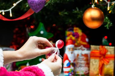 Noel ağacının altındaki şekerler. Bükreş, Romanya 'da Noel süslemeleri konsepti, 2022