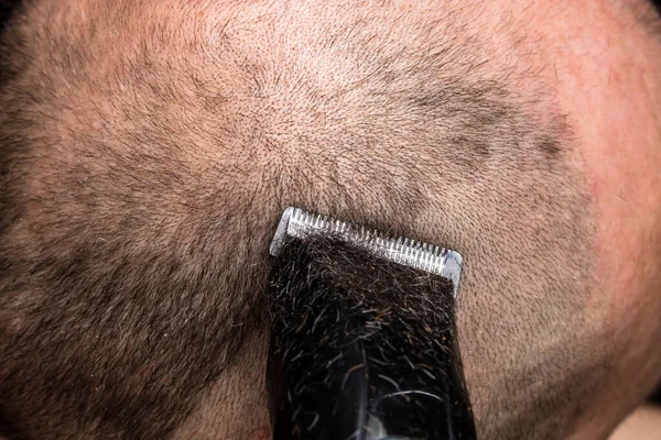 Hombre Afeitándose Cortando Cabello Usando Cortador Pelo — Foto de Stock