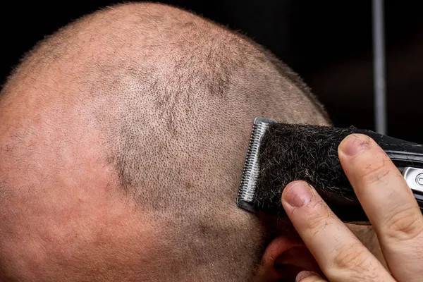 Mann Rasiert Oder Schneidet Sich Die Haare Mit Haarschneidemaschine — Stockfoto