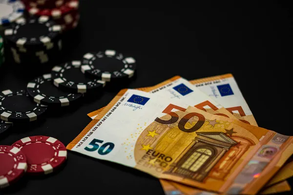 Paralı Kartlı Poker Fişleri Yığını — Stok fotoğraf