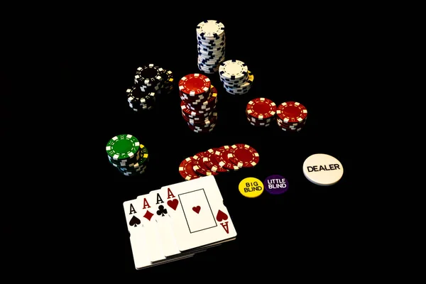 Siyah Arkaplanda Poker Fişleri Poker Kartları Yığını — Stok fotoğraf