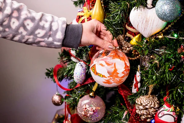 Κρεμαστά Χριστουγεννιάτικα Στολίδια Και Στολίδια Στο Χριστουγεννιάτικο Δέντρο — Φωτογραφία Αρχείου