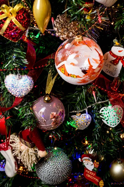 Hermosos Adornos Navidad Decoraciones Colgando Árbol Navidad —  Fotos de Stock