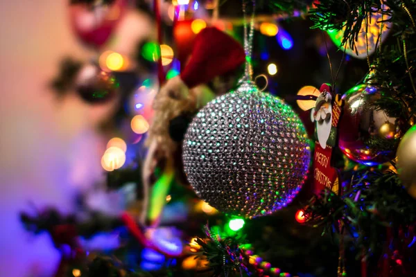 Hermosos Adornos Navidad Luces Colgando Árbol Navidad —  Fotos de Stock