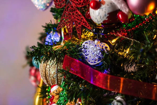 Όμορφα Χριστουγεννιάτικα Στολίδια Και Φώτα Κρέμονται Στο Χριστουγεννιάτικο Δέντρο — Φωτογραφία Αρχείου