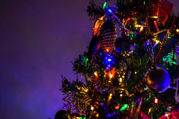 Belos Enfeites Natal Luzes Penduradas Árvore Natal — Fotografia de Stock