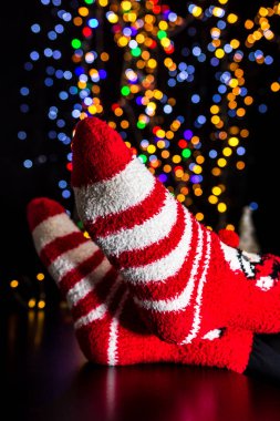 Kışın bacakları Bulanık ışıklarda Noel çorapları