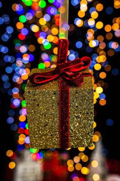 Hålla Jul Dekoration Mot Bokeh Ljus Bakgrund — Stockfoto