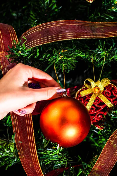 Mujer Sosteniendo Sus Manos Ornamento Decorativo Navidad —  Fotos de Stock