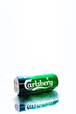 Bükreş, Romanya, 2021 'de bir kutu Carlsberg birası